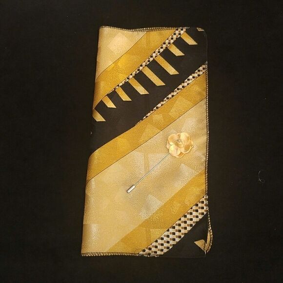 MEN'S POCKET SQUARE AND LAPEL PIN FLOWER #8. - Picture 1 of 4